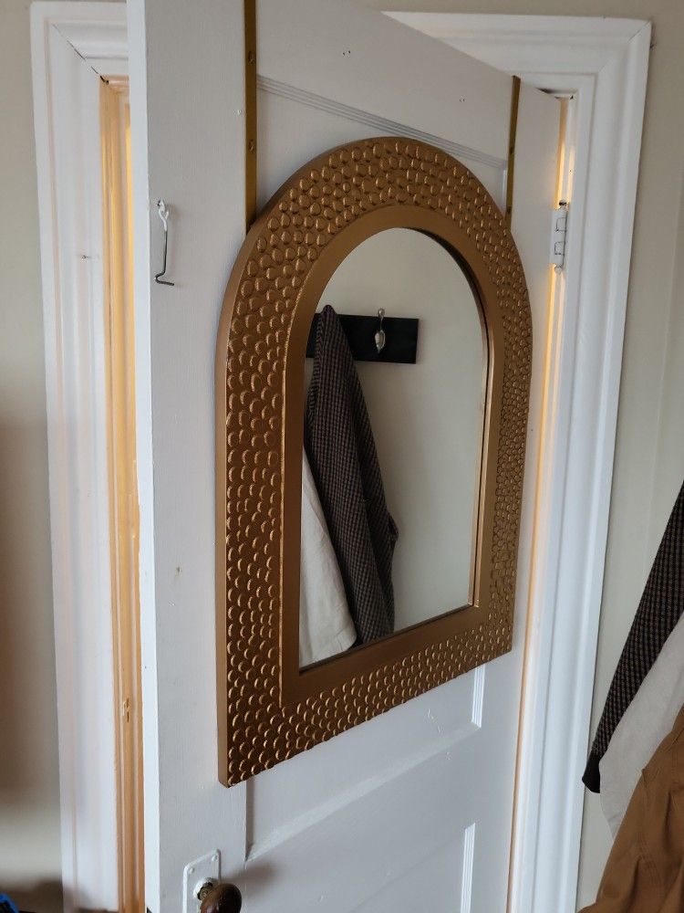 Gold Arched Mirror with Over-the-Door Mount – Modern Textured Frame