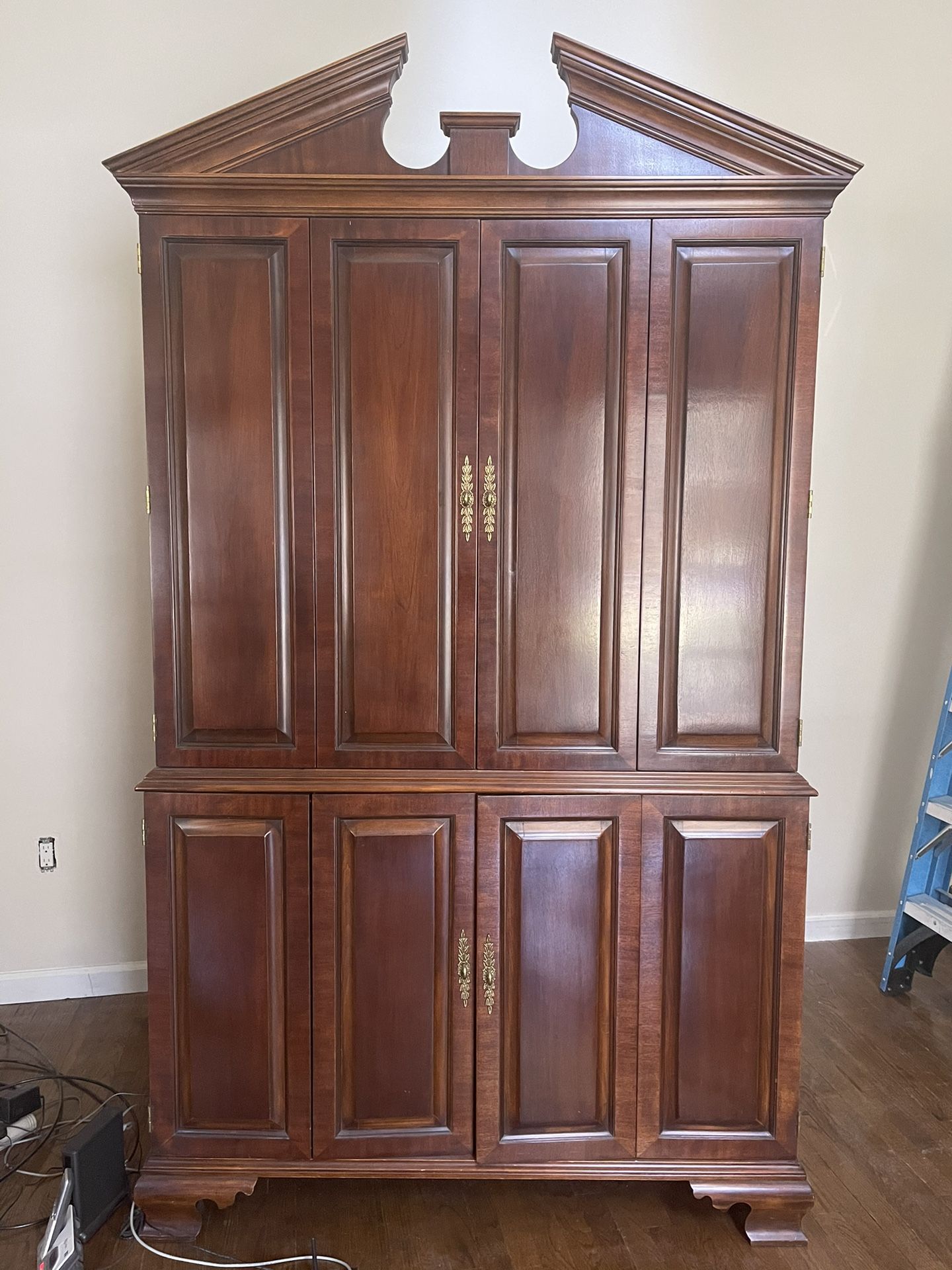 Henderdon Tv Armoire