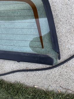 04 Chevy Avalanche rear window