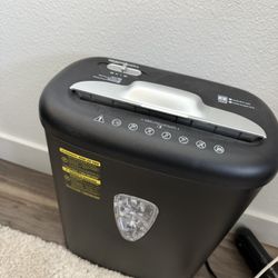 Amazon Basics Shredder 