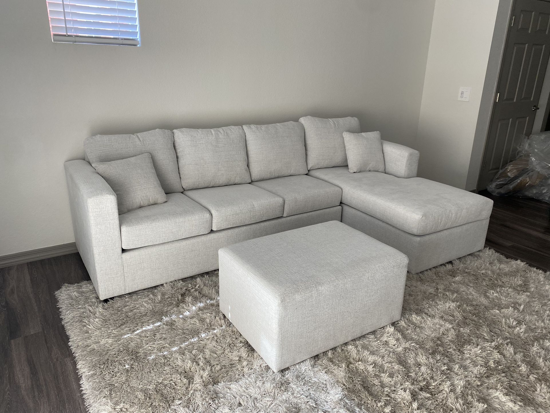 💥 Brand New White Greyish Sectional With Free Ottoman
