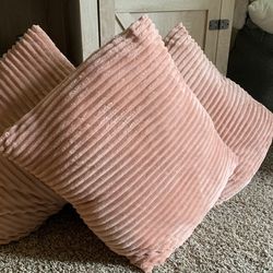 3 Pink Pillows For 15 $ 