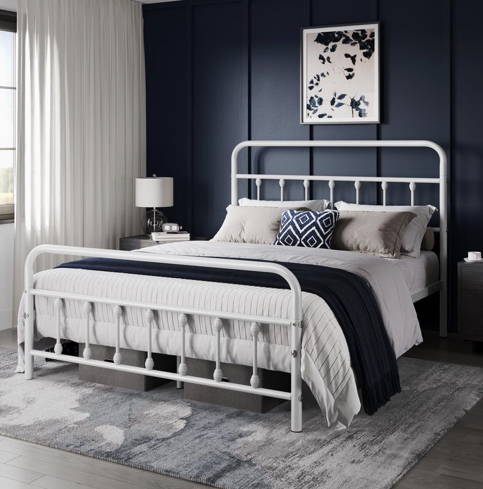 🛏️White Full Vintage Metal Bed Frame – $65