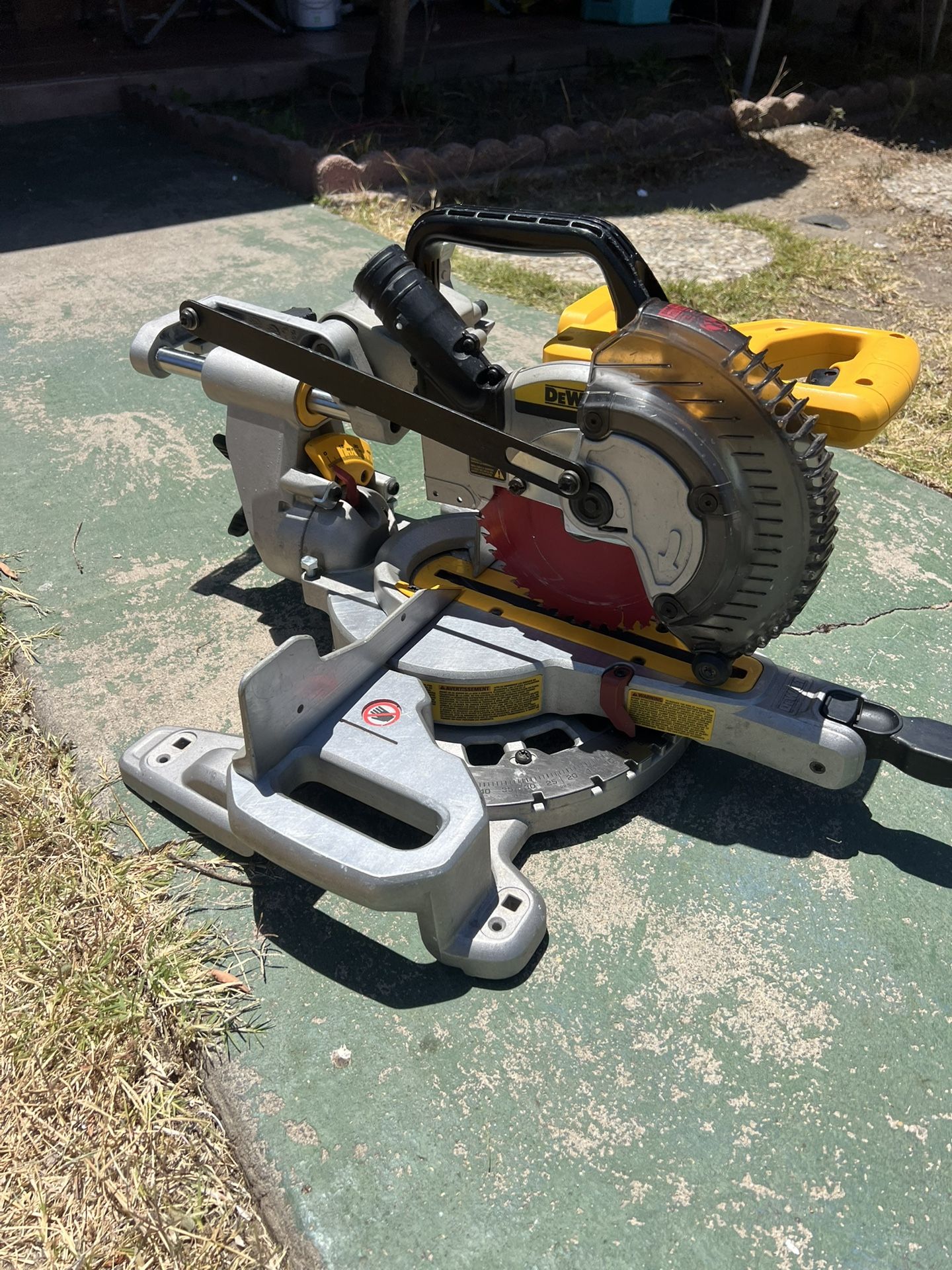 DEWALT 20V MAX Cordless 7-1/4 in. Sliding Miter Saw TOOL ONLY