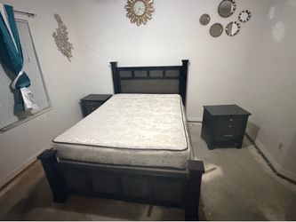 QUEEN SIZE ROOM SET WITH BOX SPRING AND NEW MATTRESS