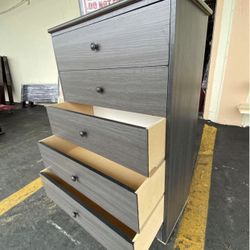 5 Drawer Dresser No knobs