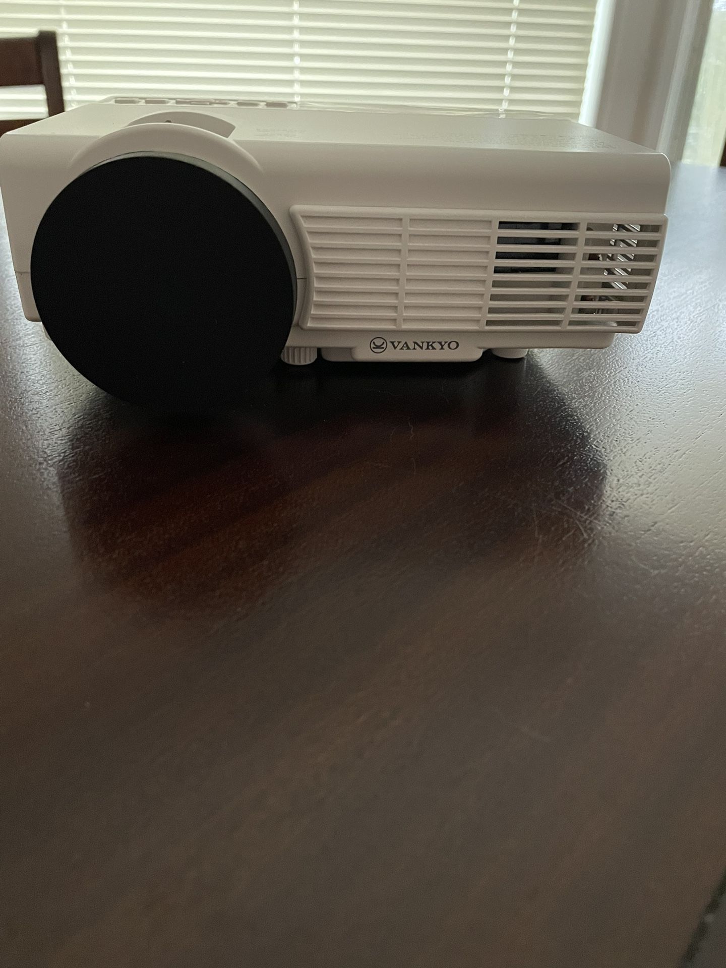 Vankyo Computer Projector