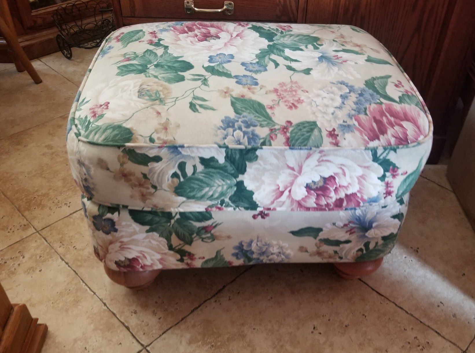 Genuine Broyhill Fontana Floral Ottoman in Excellent Condition.