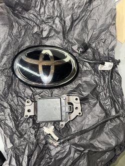TOYOTA TACOMA CRUISE CONTROL DISTANCE RADAR SENSOR FRONT GRILL EMBLEM OEM