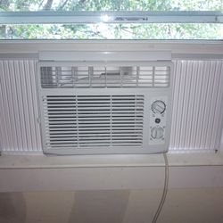 5k BTU Window AC Unit - Almost New