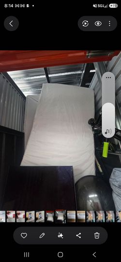 2 twin beds with covers on it