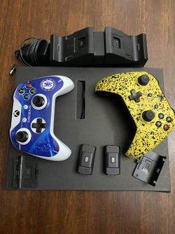 2 controller with charging dock of Xbox
