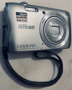 Nikon Coolpix A300 Digital Camera 20.1MP 8X Optical Zoom, Built in flash, Bluetooth. Excellent condition