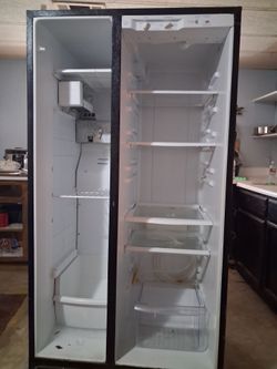 Free fridge works but sometimes the freezer defrosts and leave some water on floor