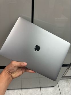 2018 MacBook Pro 15” i7 2.6GHz • 16GB RAM • 500GB SSD