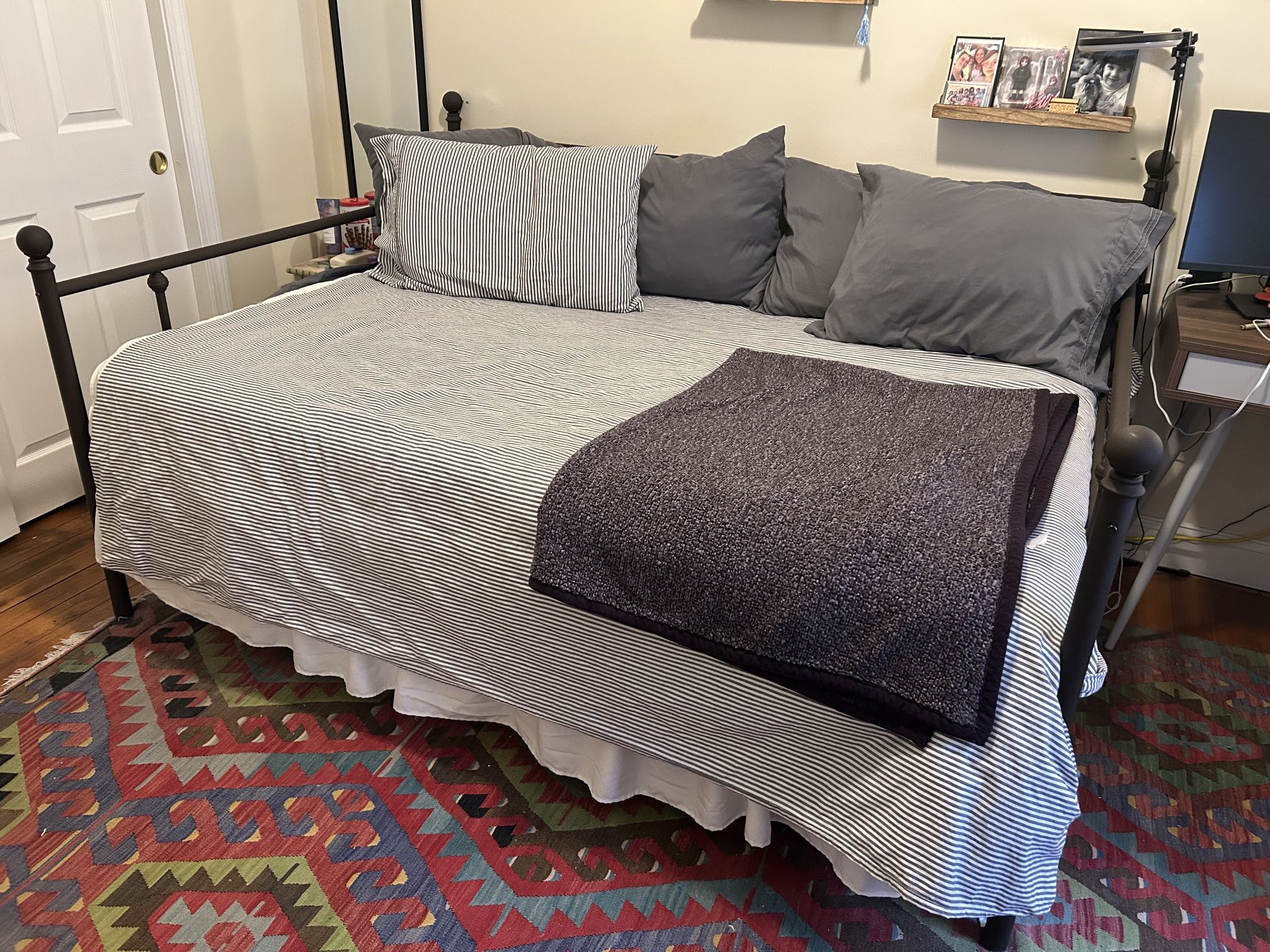 Full Sized Metal Daybed (mattress not included)