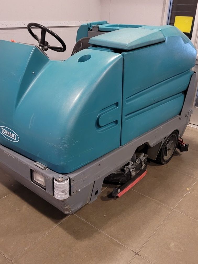 Tennant 7300 Floor Scrubber