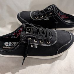 Woman's Slip On Skechers Tennis Shoes Black Memory Foam Insoles 