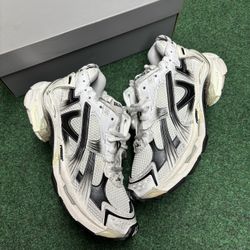 BALENCIAGA RUNNER SNEAKER GRADIENT WHITE BLACK SIZE 44EU 11US