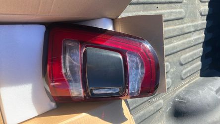2022 ram 1500 tail light broken