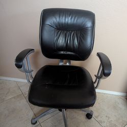 Black Office Chair – Comfortable & Sturdy