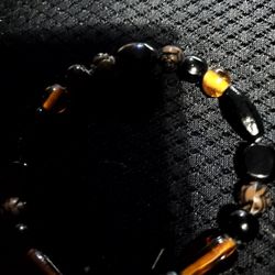 Beautiful Hand Made Glass Bead Braclet. size med.