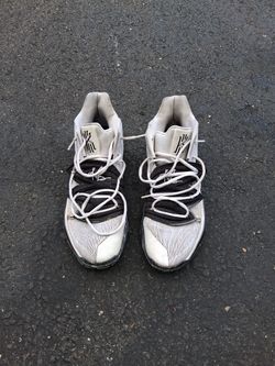 NIKE Size 12 KYRIE IRVING