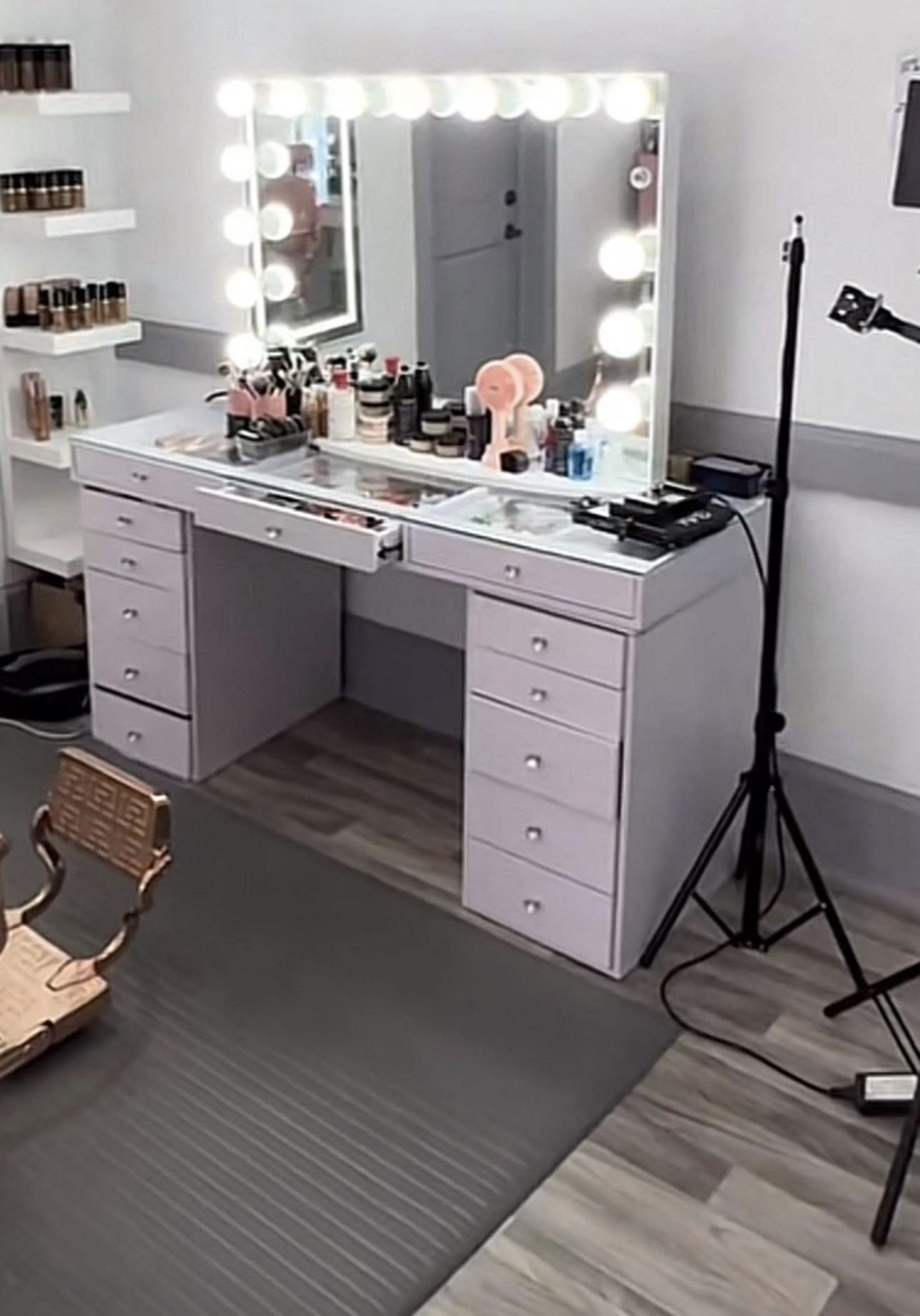 Hollywood white Impressions Vanity (USED)