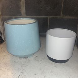 2 Plant pots