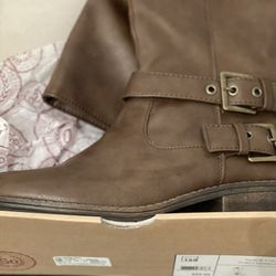 Brand New Brown Boots (size 8)