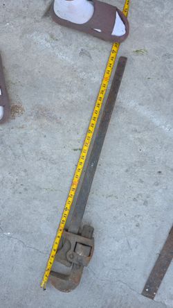 Pipe wrench 36in