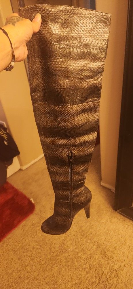 Knee High Snake Skin boots - Size 7 BNIB