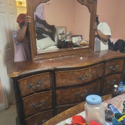 Dresser With Mirror 