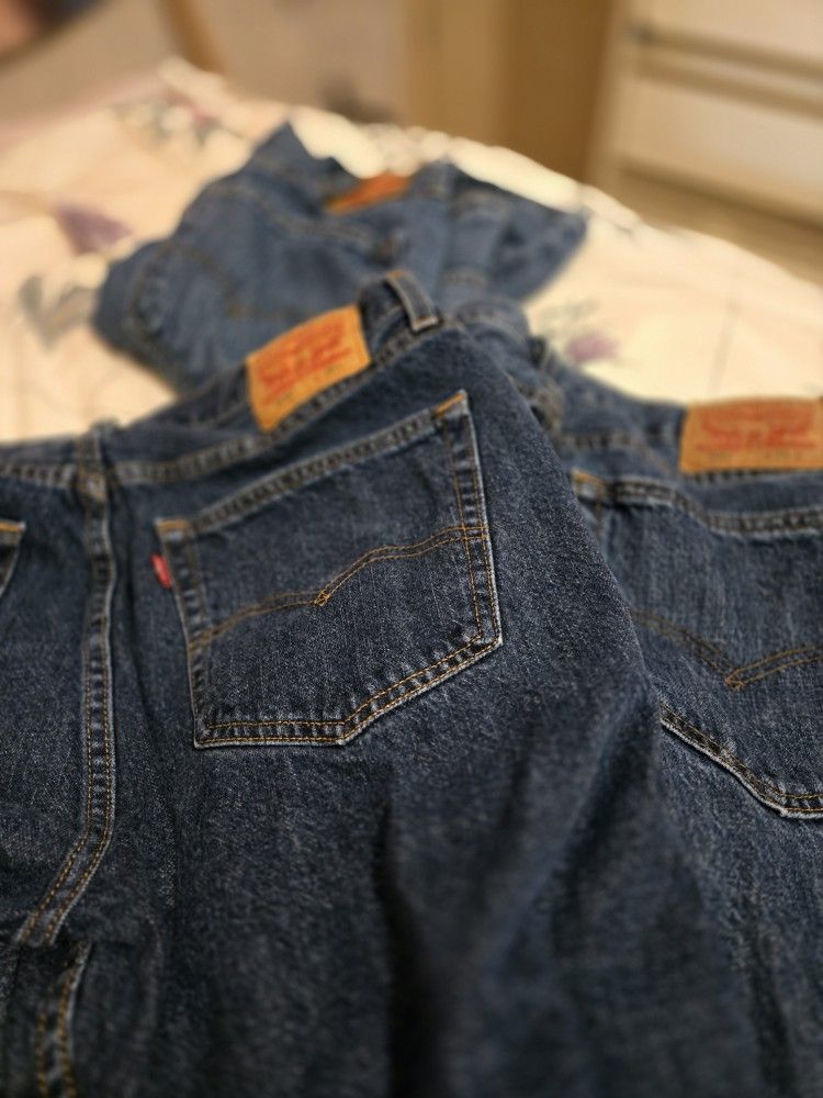 3 Pair Of Levis Shorts $20  Size thirty six