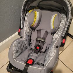 Graco snug infant car seat with base