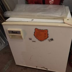 Refrigerator.    Dorm.   Size.   ADVANTI.  