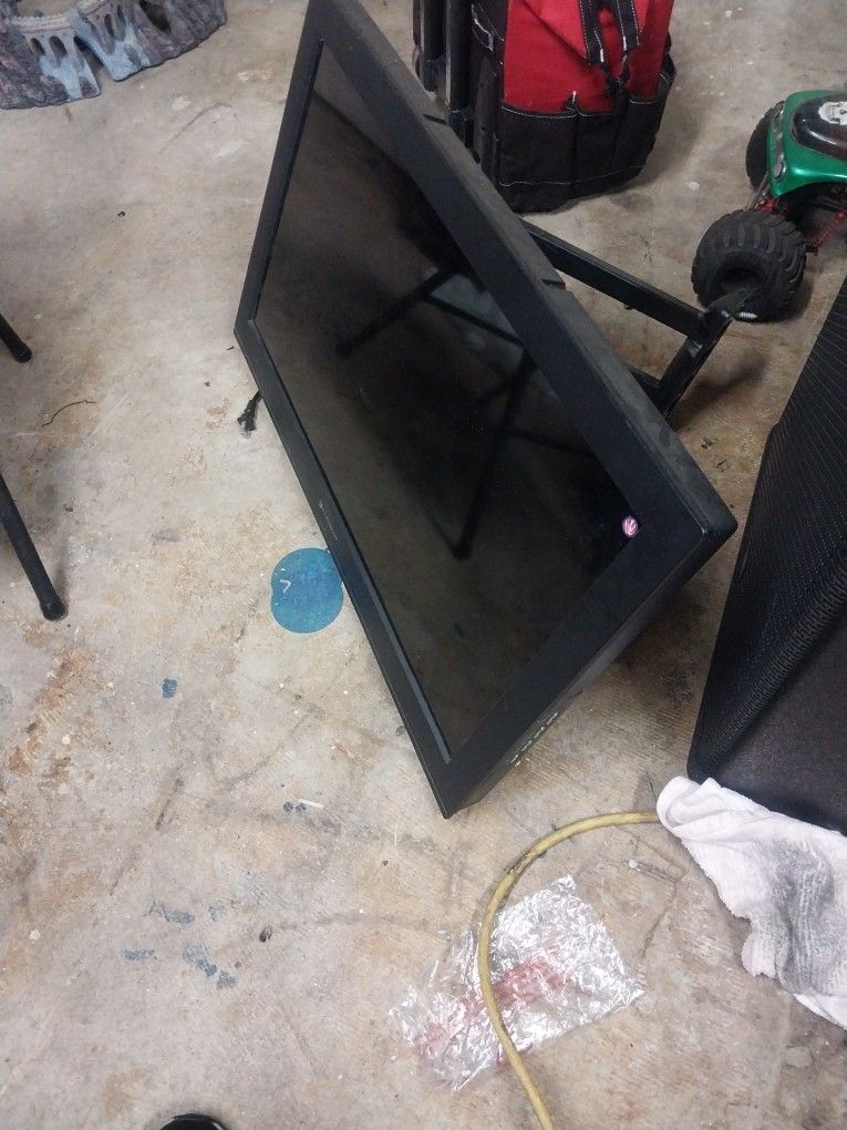 35 Inc TV W Wall Mounted