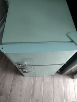 Mini fridge like new