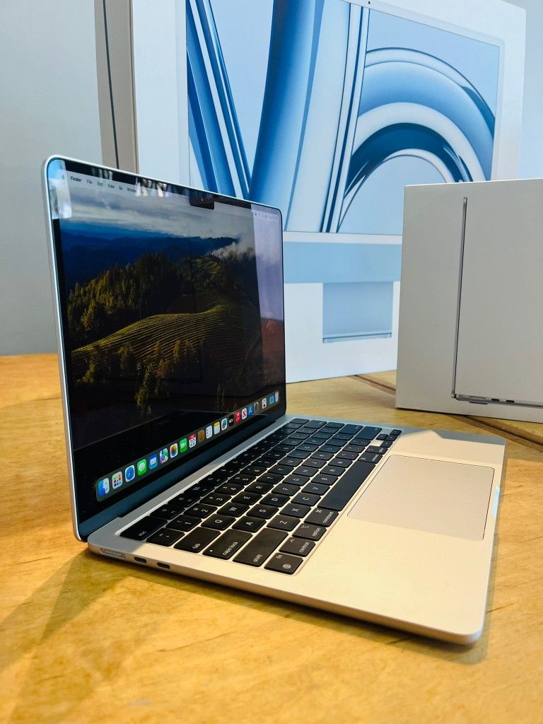 2022 Apple MacBook Air 13” M2 Chip 8GB RAM with Touch ID Laptop