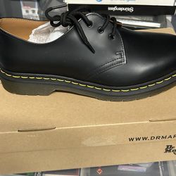 New Men’s Black Size 9 Doc Martens Shoes