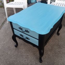 CUTE VINTAGE SHABBY CHIC SIDE TABLE OR NIGHTSTAND 