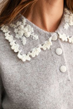 Knitting top with embroidered collar