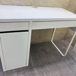 White Desk With Storage - Local Delivery Available for a Fee - See My Other Items 😀