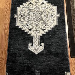 The Everest Oversized runner measures a generous 30 inches wide, by 8 feet long.