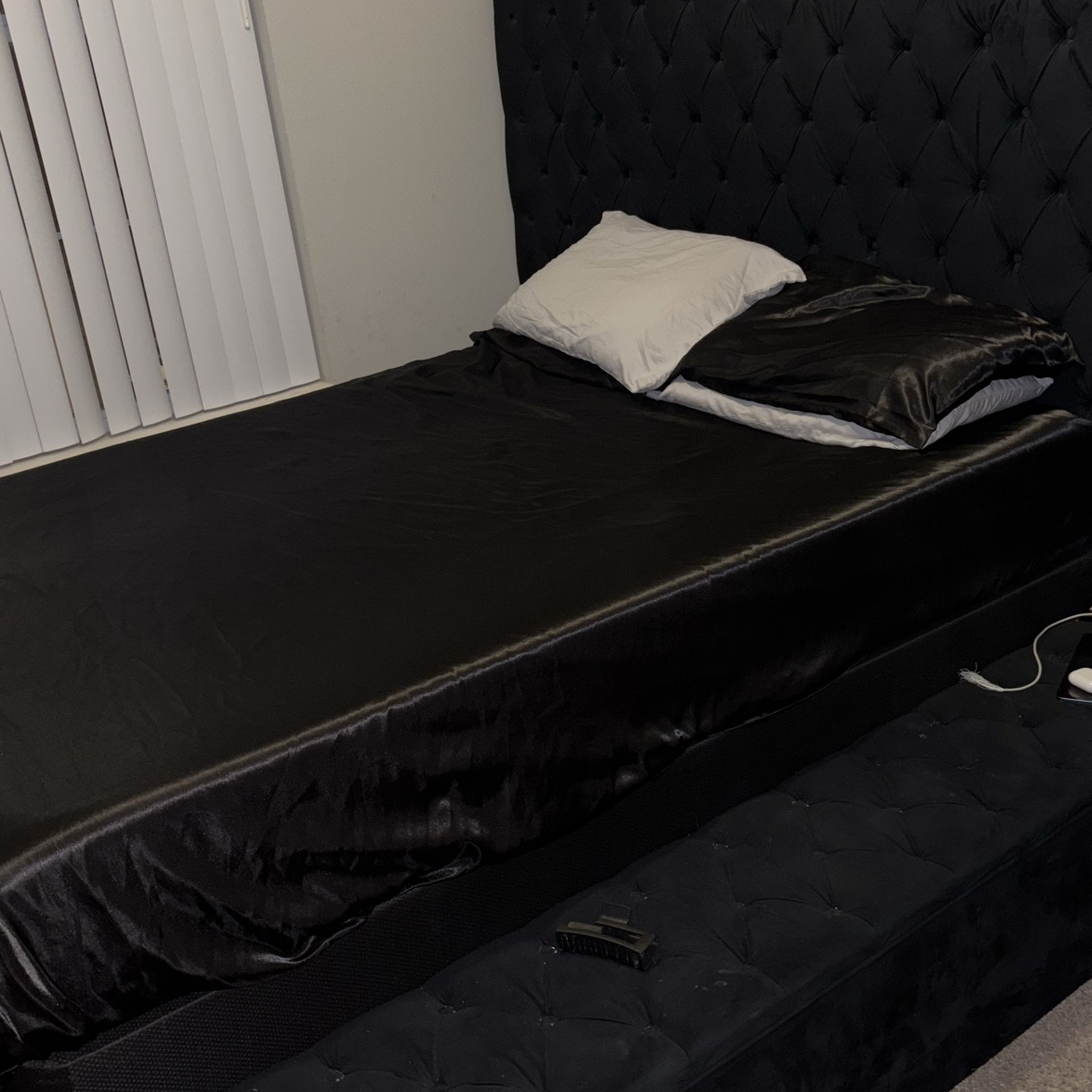 Queen Storage Bed !