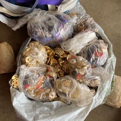 Vintage Buttons And Zippers