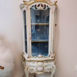 Dreamy Fairytalesque Newly Refinished French Rococo China Cabinet 