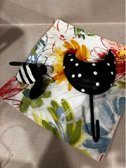 Wood and metal 4” hen hanger with a 2” metal fly
