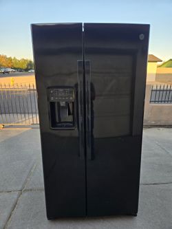 REFRIGERATOR Ge black color