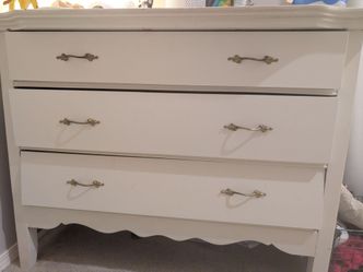 Three-Drawer dresser vintage